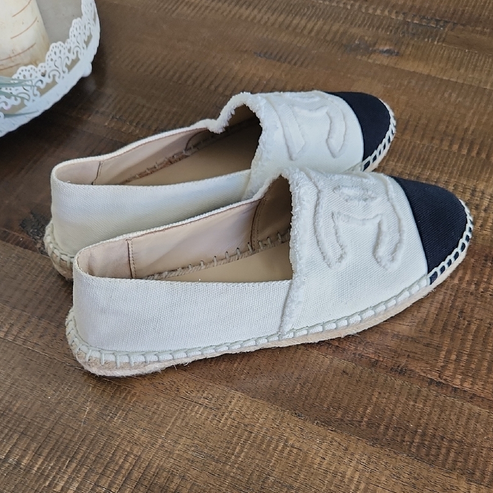 CHANEL Cream and Black Espadrilles - Picture 5 of 16